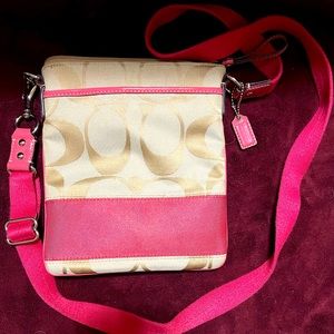 Classic gold crossbody purse with a pink bottom as well as adjustable strap!
